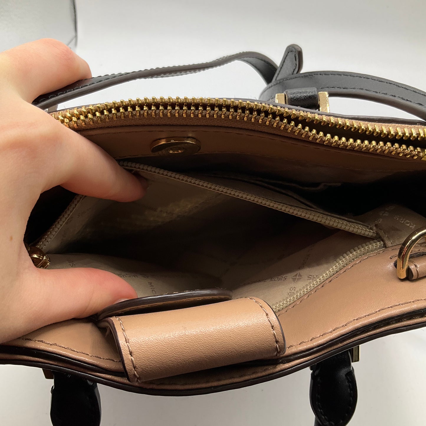 Handbag Designer By Michael Kors Size: Medium