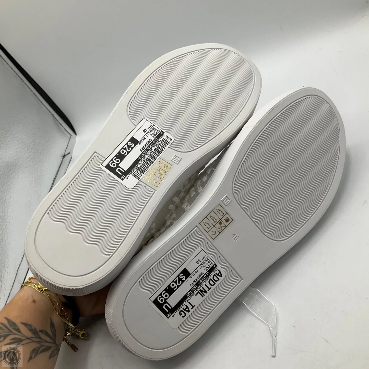 Shoes Sneakers By Clothes Mentor In White, Size: 10