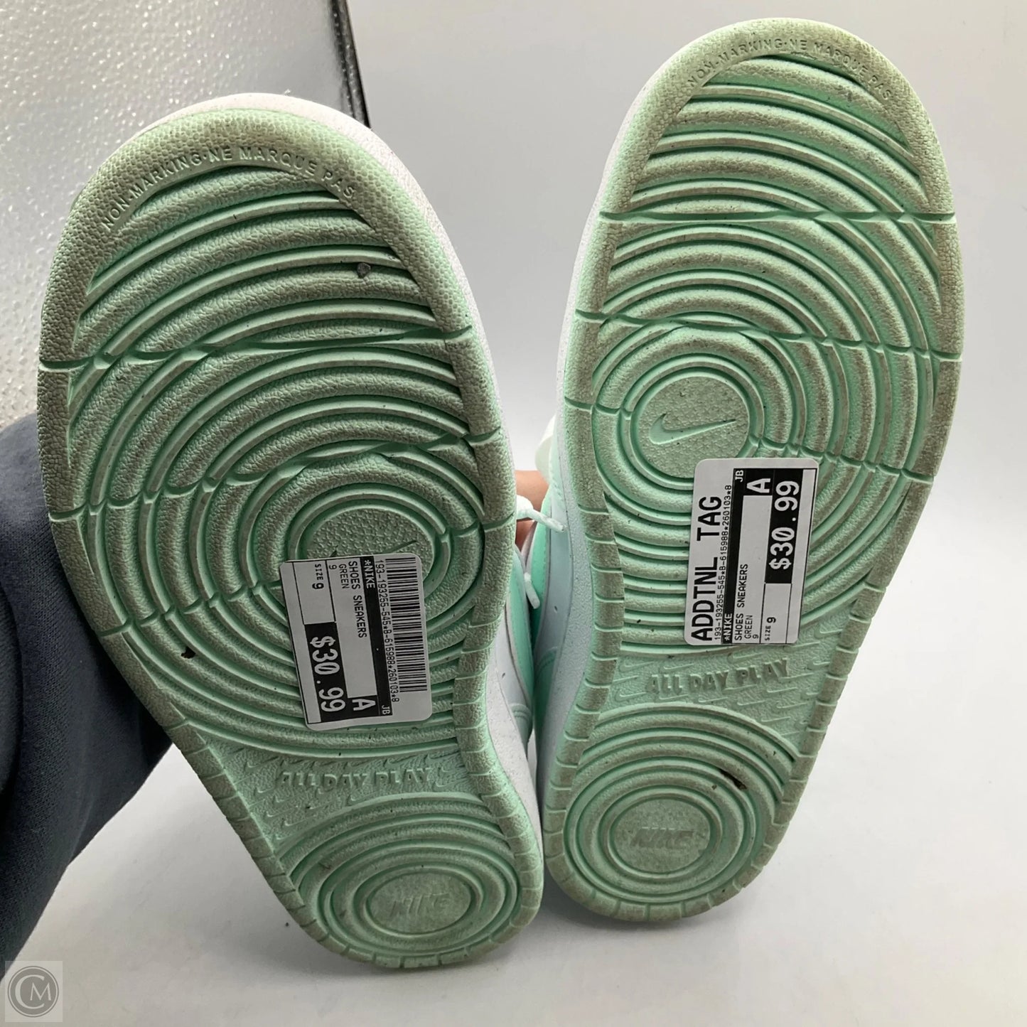 Shoes Sneakers By Nike In Green, Size: 9