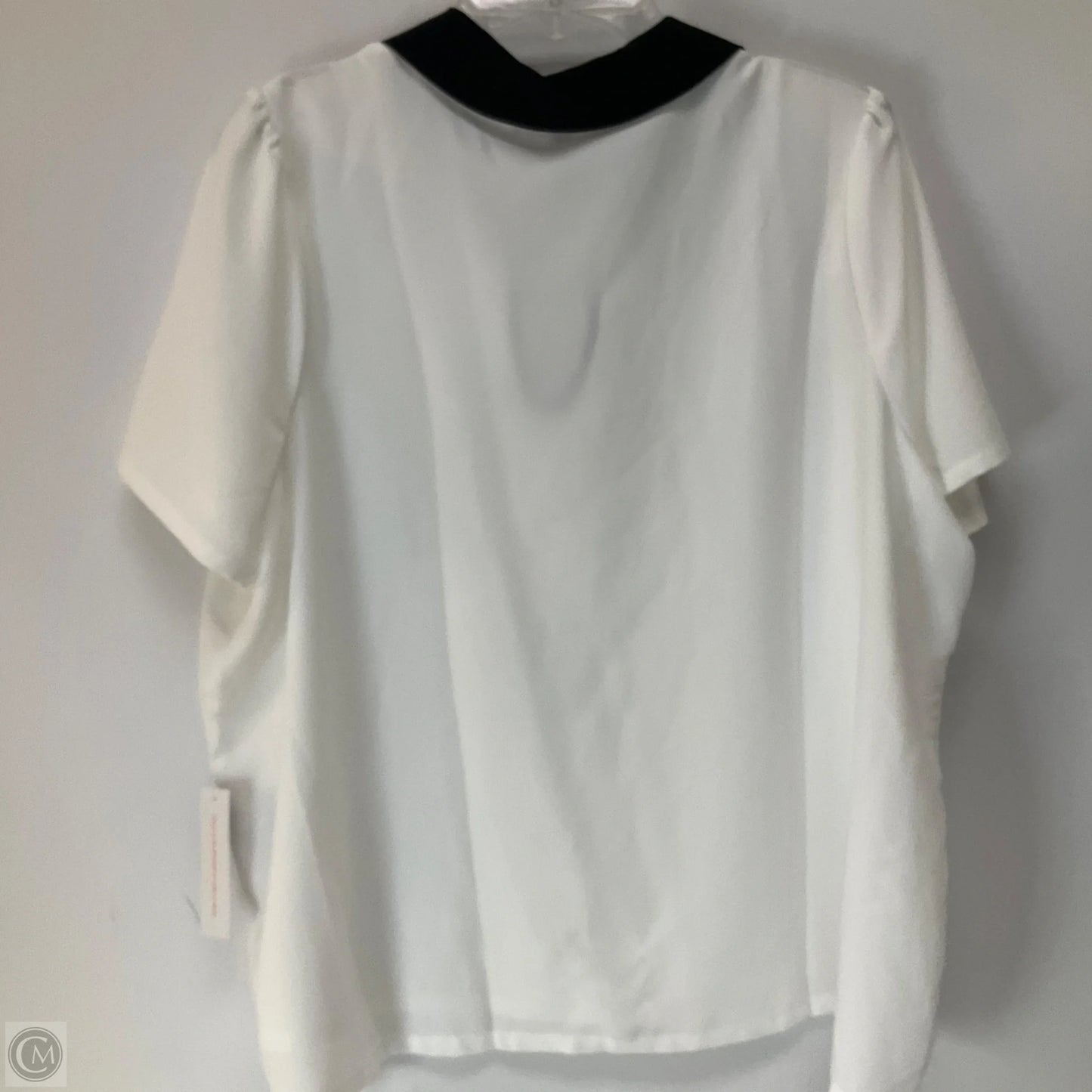 Top Short Sleeve By Modadoc In White, Size: 1x