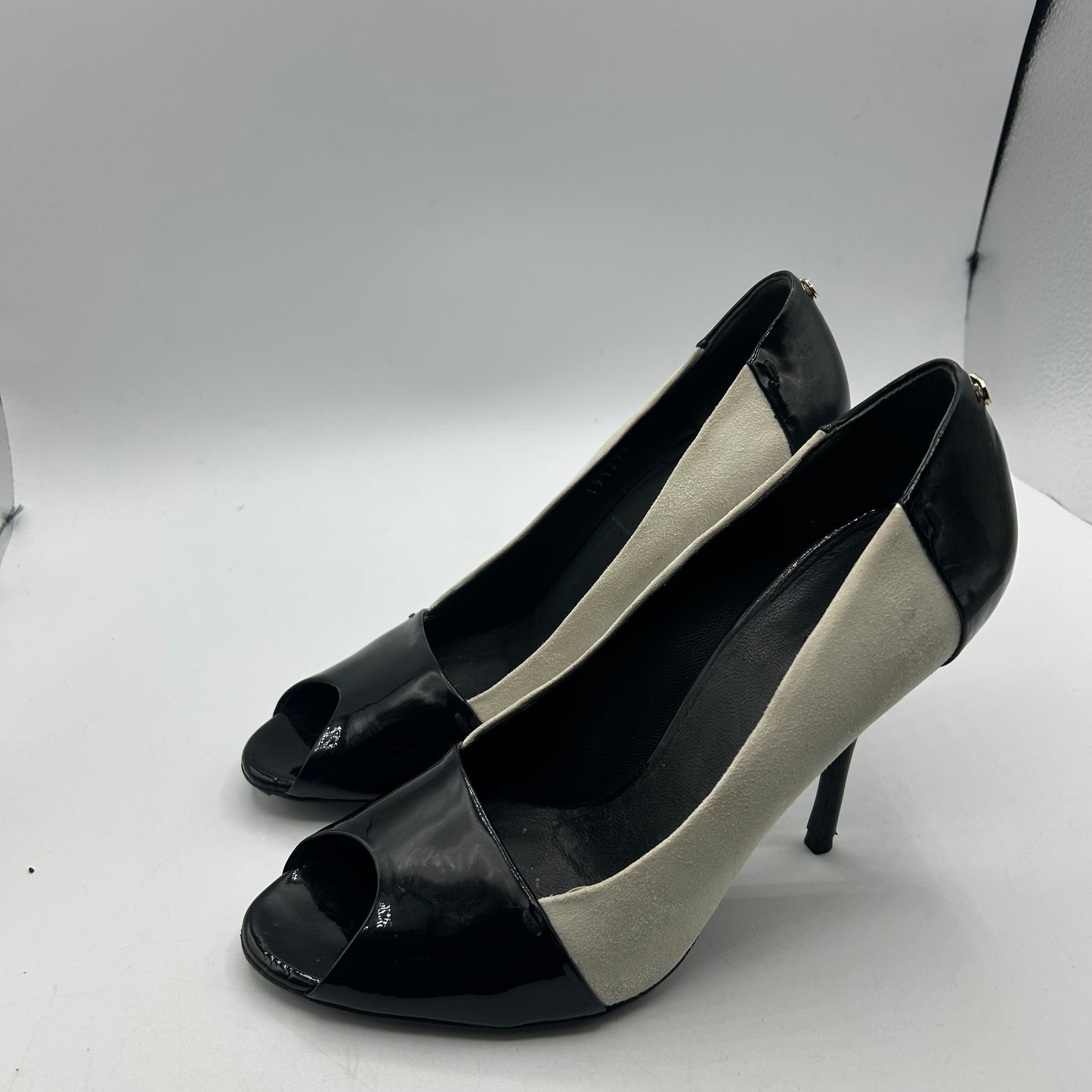 Shoes Luxury Designer By Gucci In Black & White, Size: 7.5