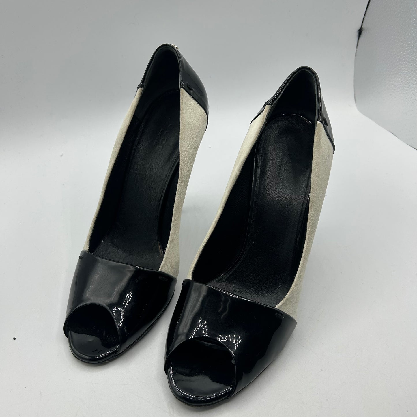 Shoes Luxury Designer By Gucci In Black & White, Size: 7.5