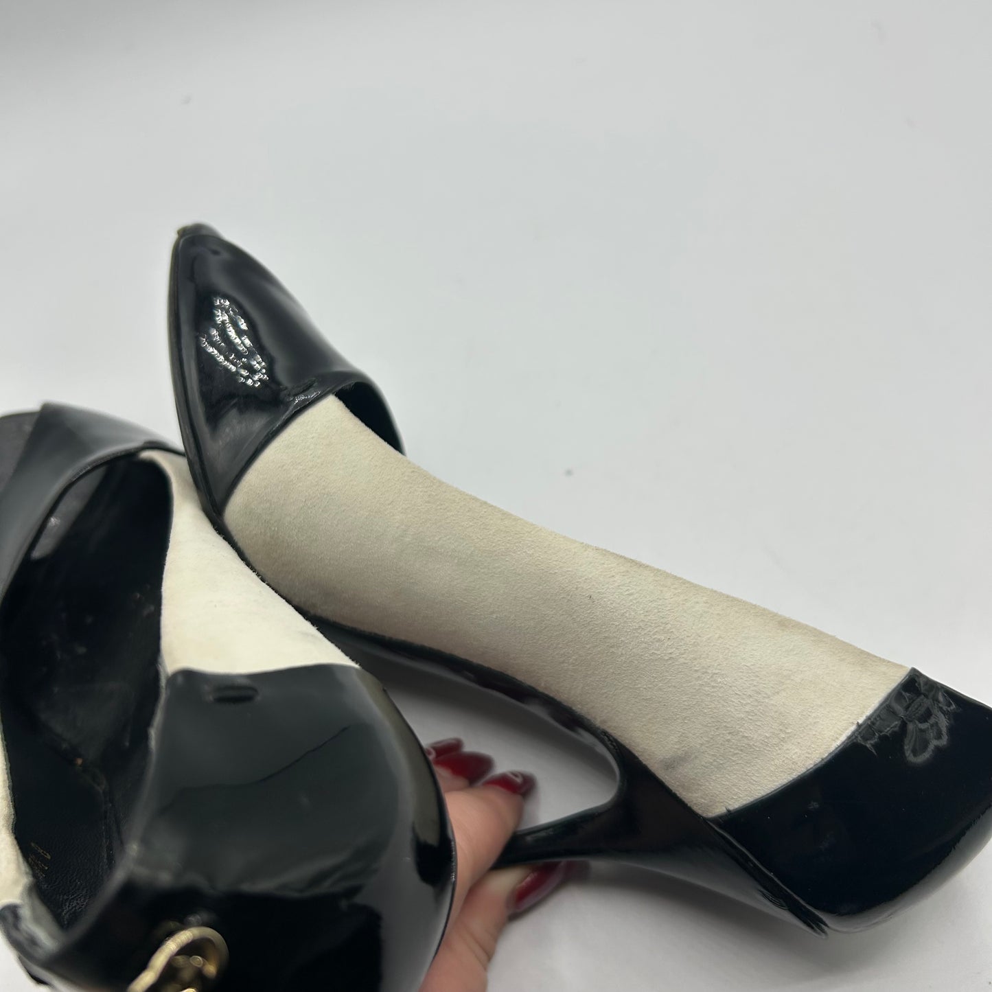 Shoes Luxury Designer By Gucci In Black & White, Size: 7.5