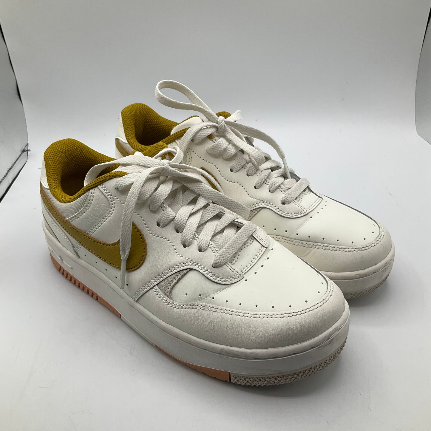 Shoes Athletic By Nike In White & Yellow, Size: 8.5