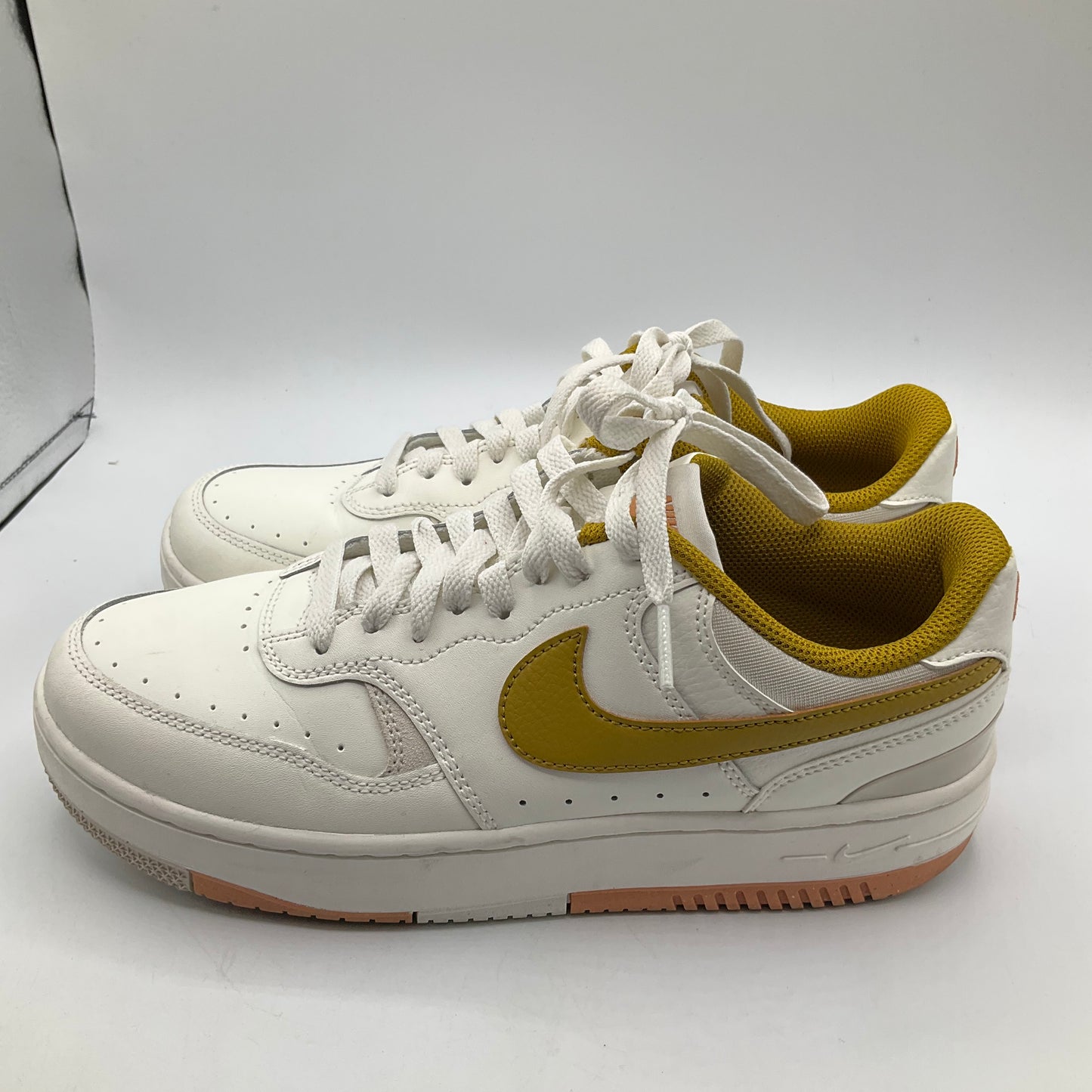 Shoes Athletic By Nike In White & Yellow, Size: 8.5