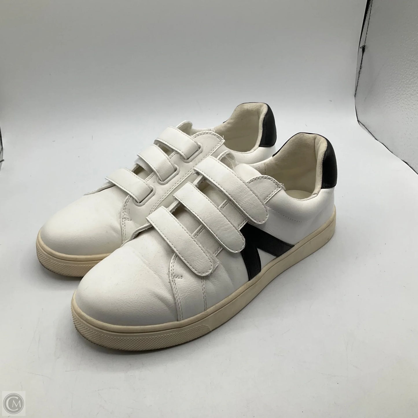Shoes Sneakers By Mia In White, Size: 9