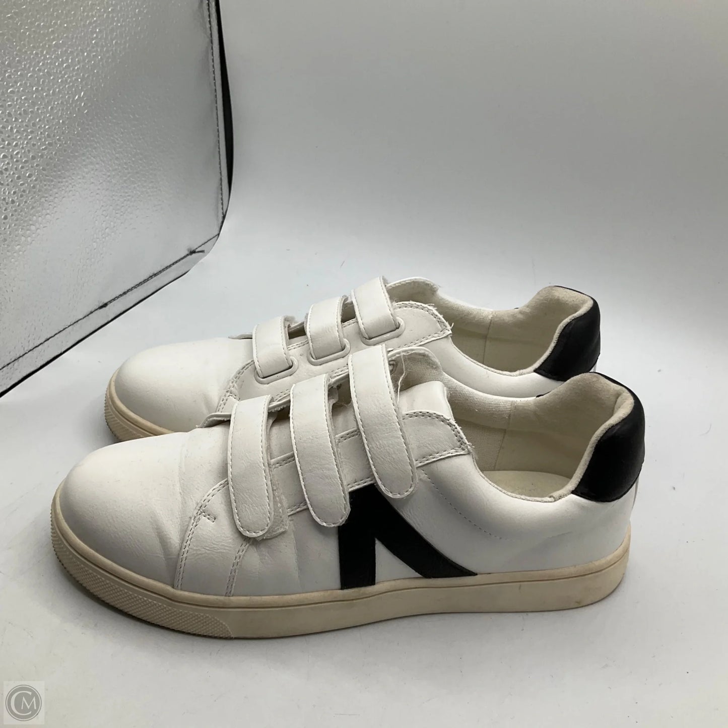 Shoes Sneakers By Mia In White, Size: 9