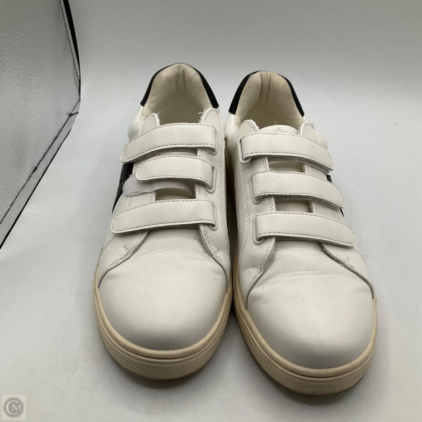 Shoes Sneakers By Mia In White, Size: 9