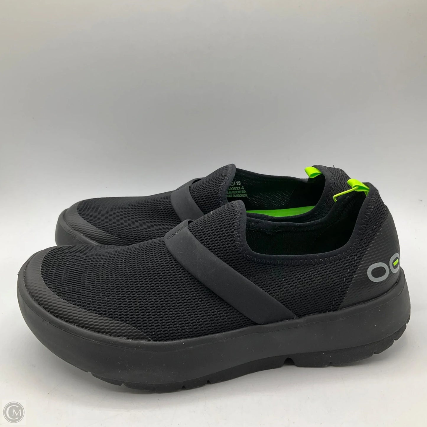 Shoes Athletic By Oofos In Black, Size: 8