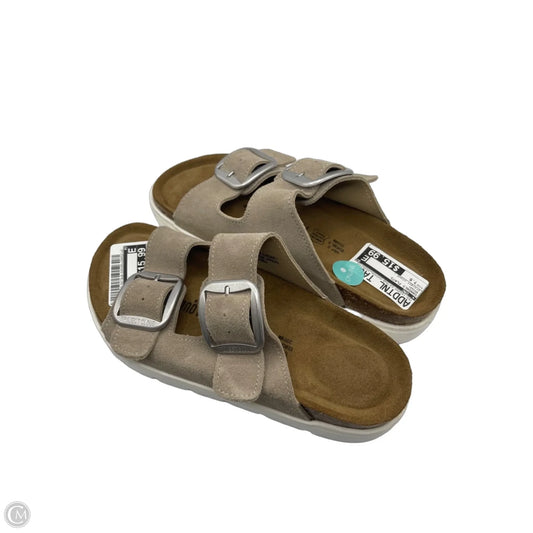 Sandals Flats By Cmc In Brown, Size: 7.5