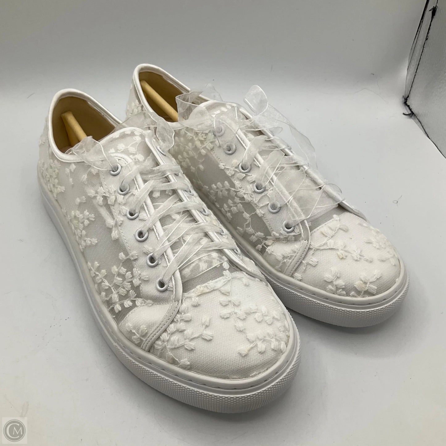 Shoes Sneakers By Clothes Mentor In White, Size: 10