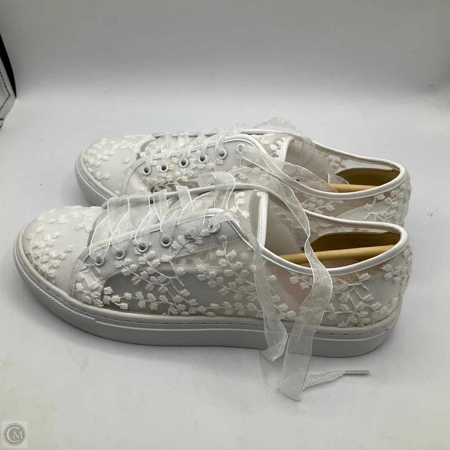 Shoes Sneakers By Clothes Mentor In White, Size: 10