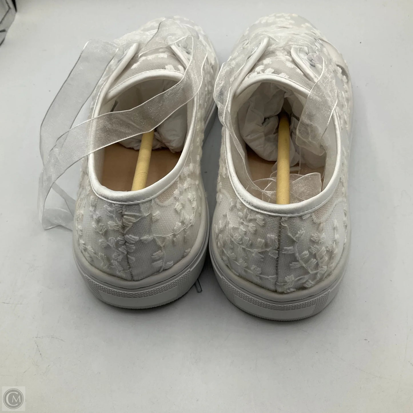 Shoes Sneakers By Clothes Mentor In White, Size: 10