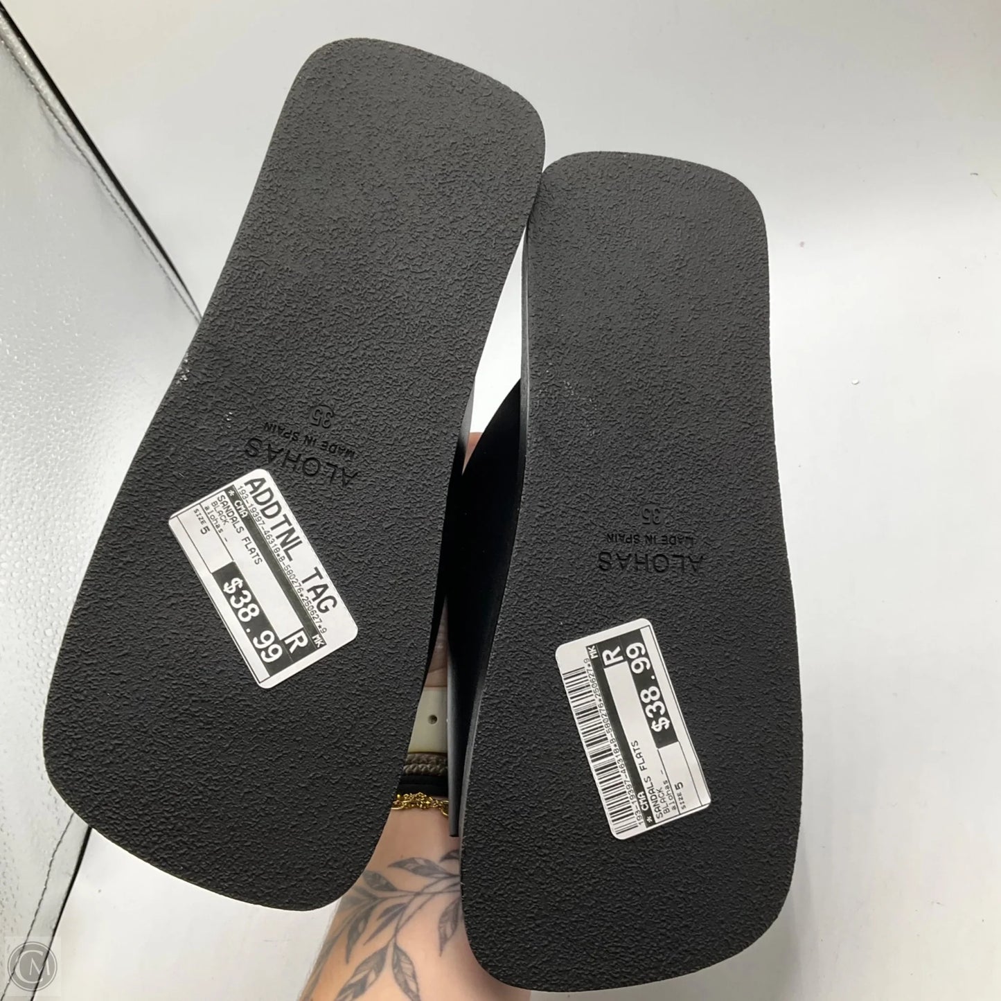 Sandals Flats By Cma In Black, Size: 5