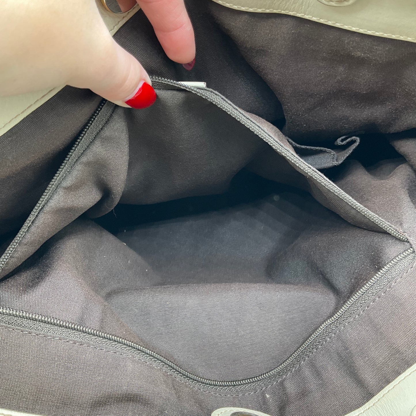 Handbag Luxury Designer By Gucci, Size: Medium